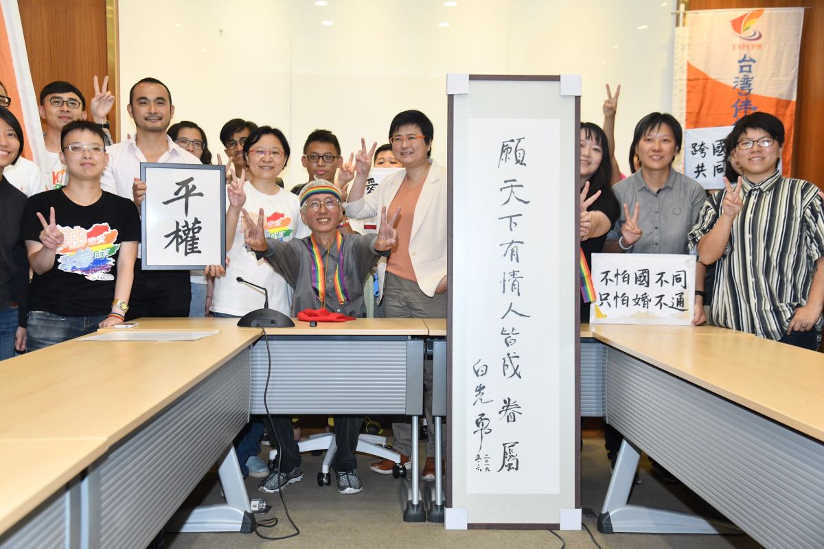 立法院於稍早落槌，行政院提出之《司法院釋字第七四八號解釋施行法》三讀通過，台灣成為亞洲第一個落實同性婚姻合法化的國家。成功打下大法官748字號解釋伴侶盟律師團，與釋憲案聲請人祁家威於稍早召開記者會，表示台灣同婚寫下歷史新頁，但仍有未竟之處值得努力。（圖／記者林柏年攝）