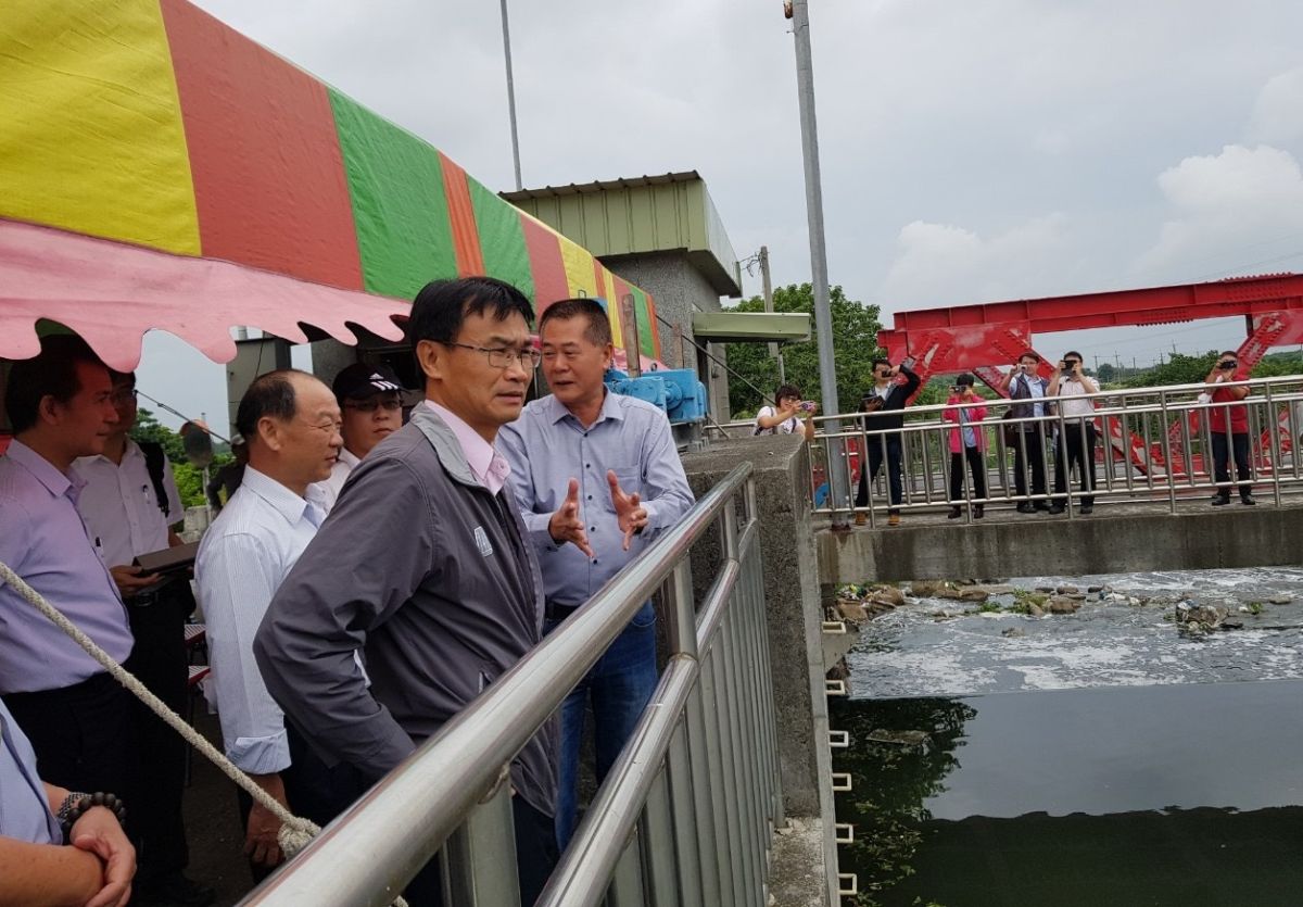 ▲主委陳吉仲及多位官員視察二崙鄉大義崙排水。（圖／記者蘇榮泉攝，2019.05.17）