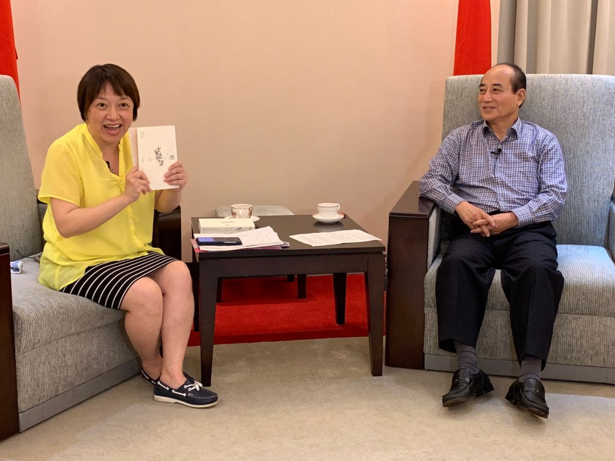 NOWnews今日新聞最夯直播節目「小玉巷仔內」，17日中午12時專訪前立法院長王金平，王金平特別贈書給網友們，歡迎網友們索取。（圖/NOWnews）