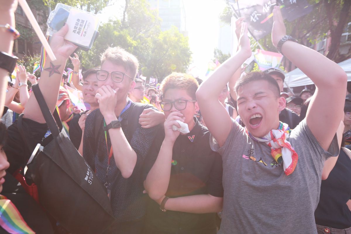 立法院三讀通過同婚專法，在結果確定的那一刻，場外等待的挺同團體情緒相當激動。 (圖/記者葉政勳攝)