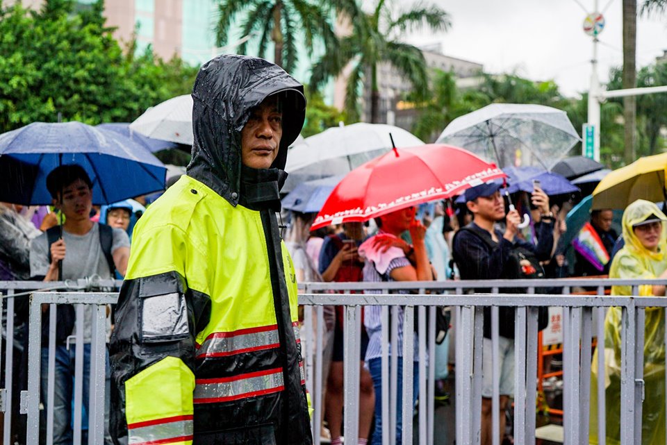 ▲立法院會17日三讀通過司法院釋字第748號解釋施行法，為了避免場外發生衝突，警政署派出大批警力在雨中維持秩序。（圖／翻攝自NPA署長室）