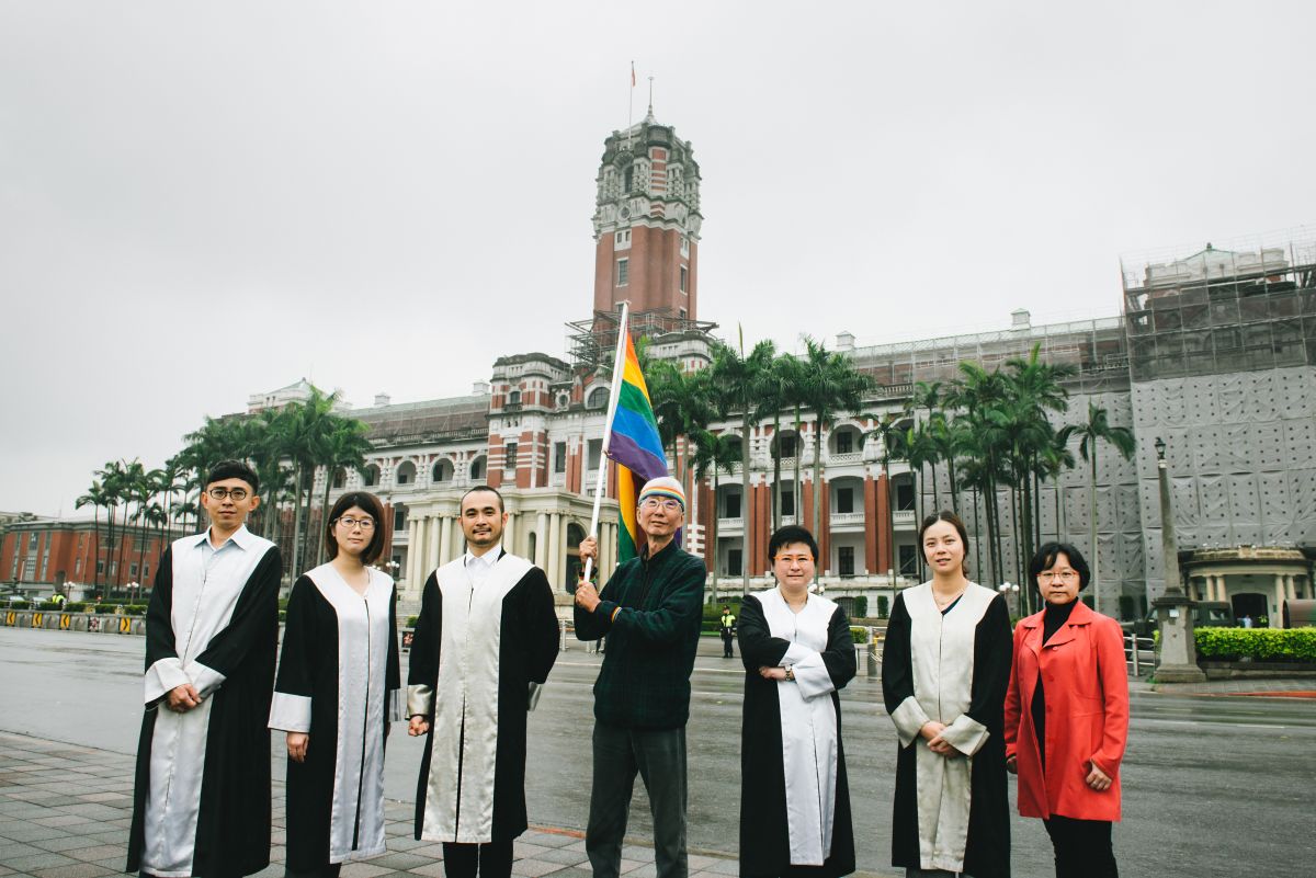 立法院今（17）日稍早落槌，三讀通過《司法院釋字第七四八號解釋施行法》保障同性婚姻權益，台灣也成為亞洲第一個同性婚姻合法化國家。稍早釋憲聲請人祁家威（中）受訪時則透露，接下來還有兩件事想完成。（圖／伴侶盟提供）