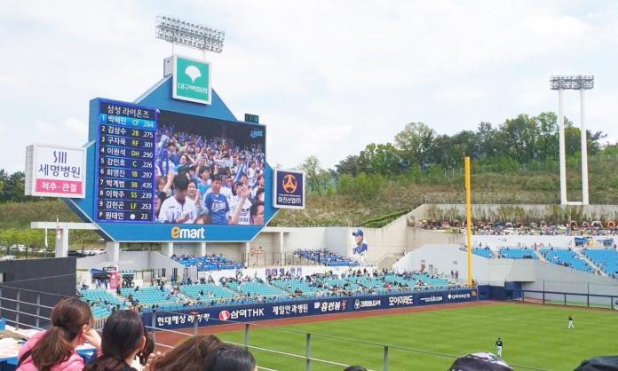 ▲大邱三星獅棒球場（Daegu Samsung Lions Park）於2016年落成，設備新穎且規畫為類似八角形，號稱觀看無死角，甚至有開放區讓家庭客可以搭帳篷輕鬆觀看球賽。（圖／記者許家禎攝）