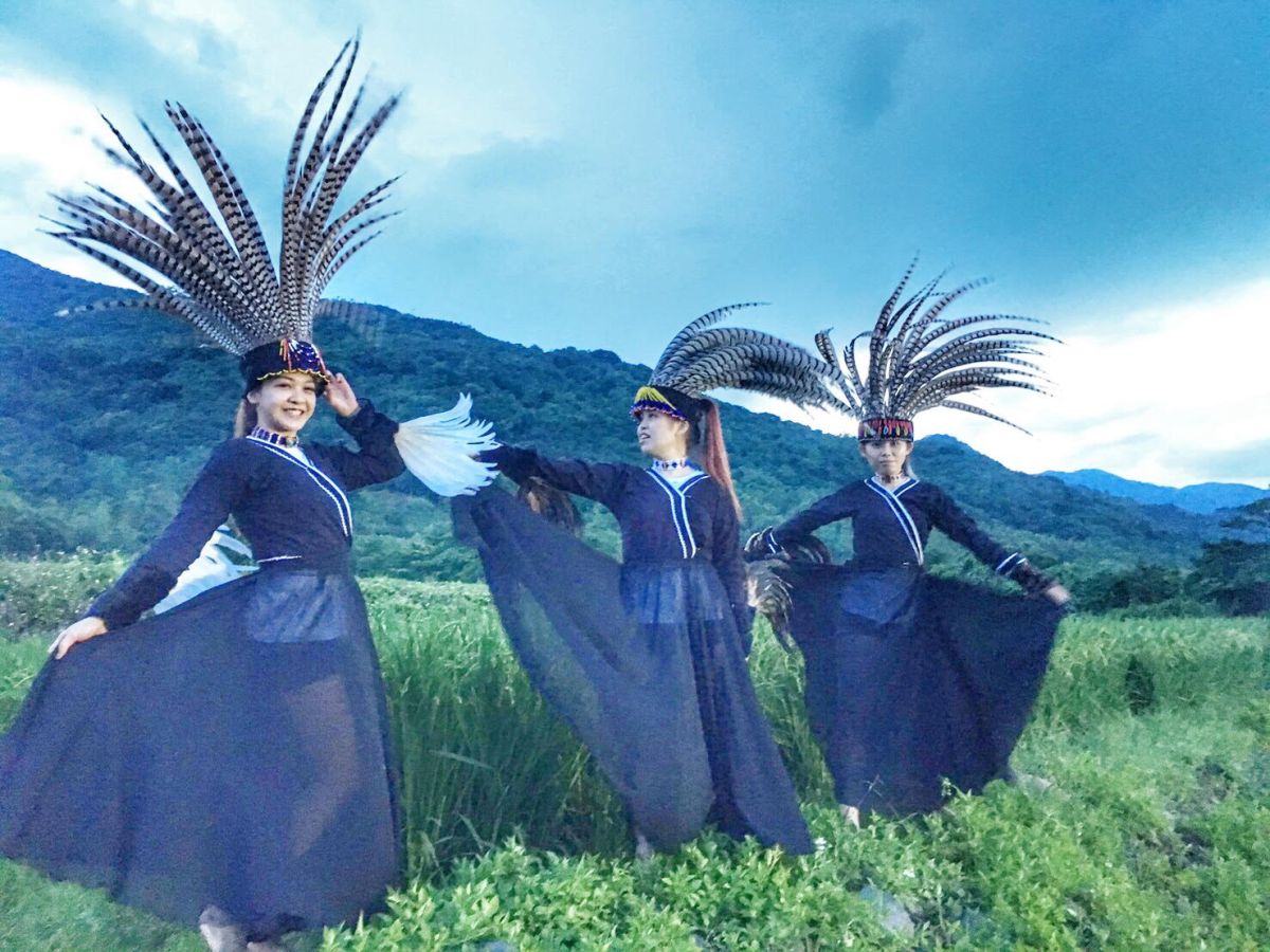 ▲三名舞者穿上由設計師林韋恩所設計的「禱告的人」造型服飾。（圖／主辦單位花蓮縣豐濱鄉提供）