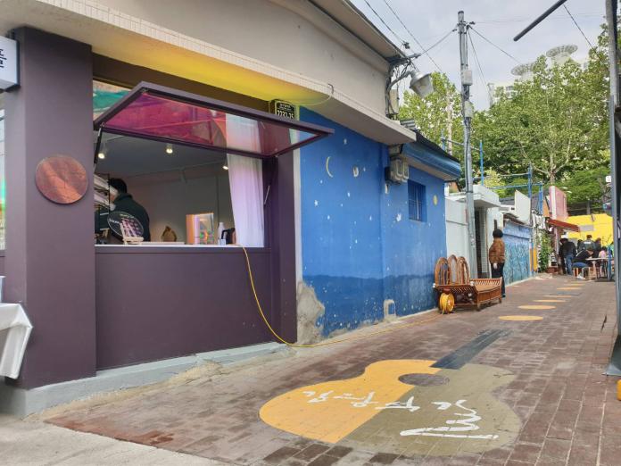 ▲大邱金光石路是為紀念南韓民謠歌手金光石，因此街道、牆面、店家設計中都可以看到音樂的元素。（圖／記者許家禎攝）