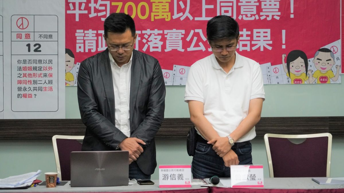 立法院於今（17）日落槌，三讀通過《司法院釋字第七四八號解釋施行法》，同性婚姻合法化。下一代幸福聯盟（幸福盟）稍早發出聲明表示，執政黨祭出黨紀動員立委，以絕對多數優勢通過法案，使得517成為台灣民主史上最黑暗的一日，於現場默哀。（圖／幸福盟提供）