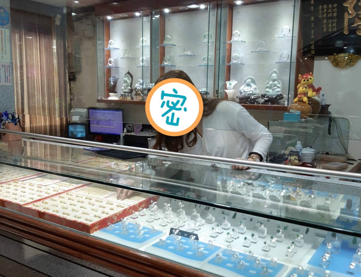 ▲神似宋慧喬！逛珠寶店驚瞥氣質系正妹　讓眾人暴動啦（圖／翻攝PTT, 2019.05.17）