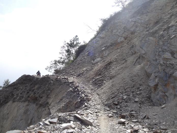 丹大巡山員視察道路，因岩層結構脆弱，經年崩塌及落石。圖／林務局南投林管處提供