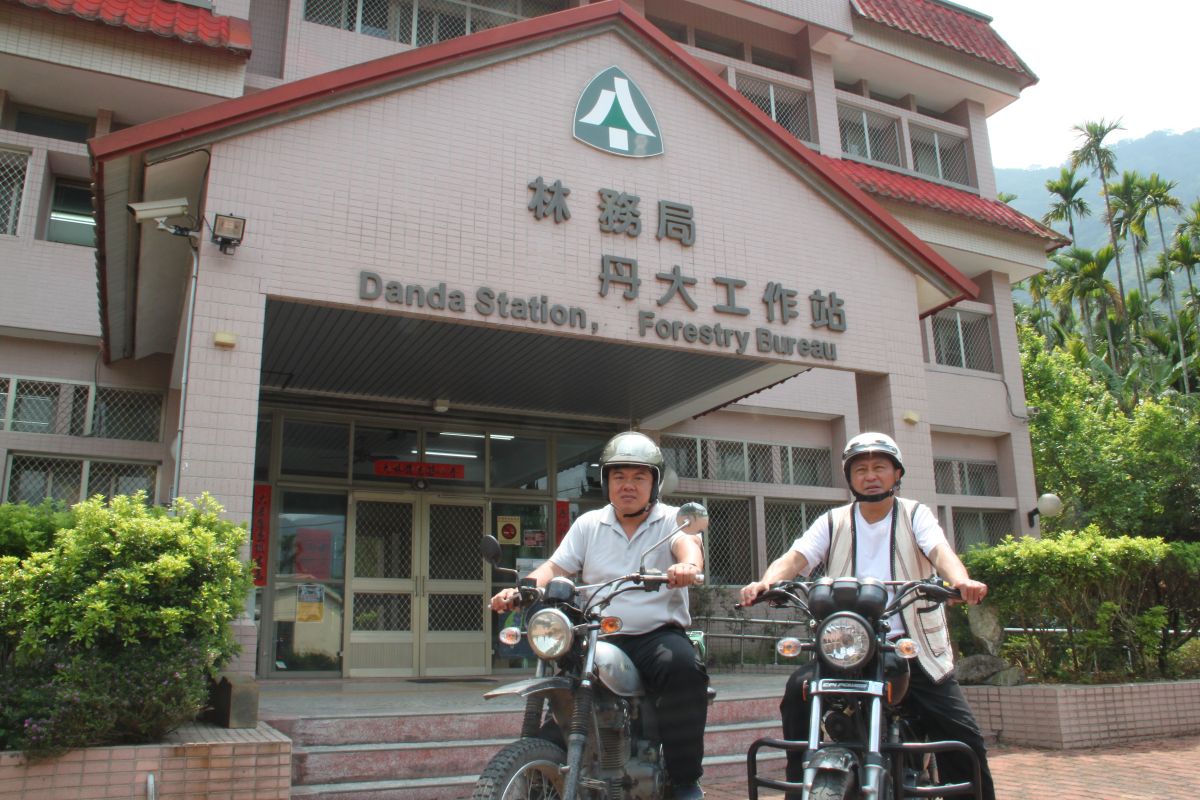 巡山員平時騎著檔車巡視山林。（右為林建民，左為丹大工作站孫宗志主任）圖／初聲記者李妍頻攝