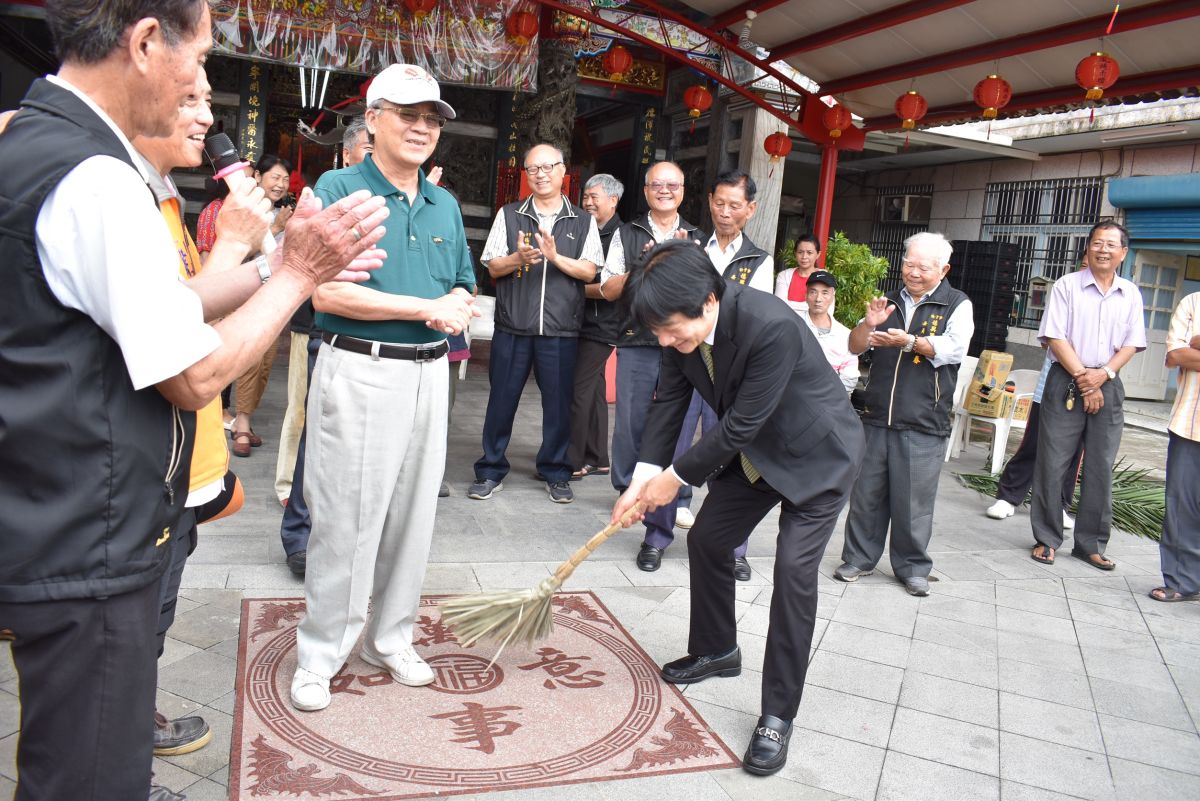 行政院前院長賴清德18日到嘉義朴子市德安宮參拜並獲贈「天地掃」， 民眾希望能替賴「驅邪、掃除小人」。( 圖 /  賴清德辦公室提供 )
