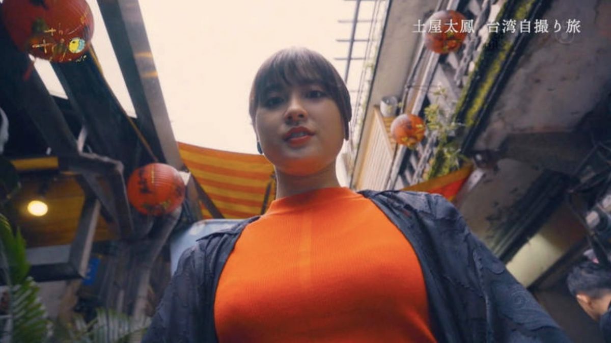 ▲24 歳的日本女星土屋太鳳，日前為了日本富士電視台拍攝旅遊節目《the trip》而造訪台灣，網友們的焦點卻不是台灣美景，而是她驚人的胸圍。（圖／翻攝自 Youtube）