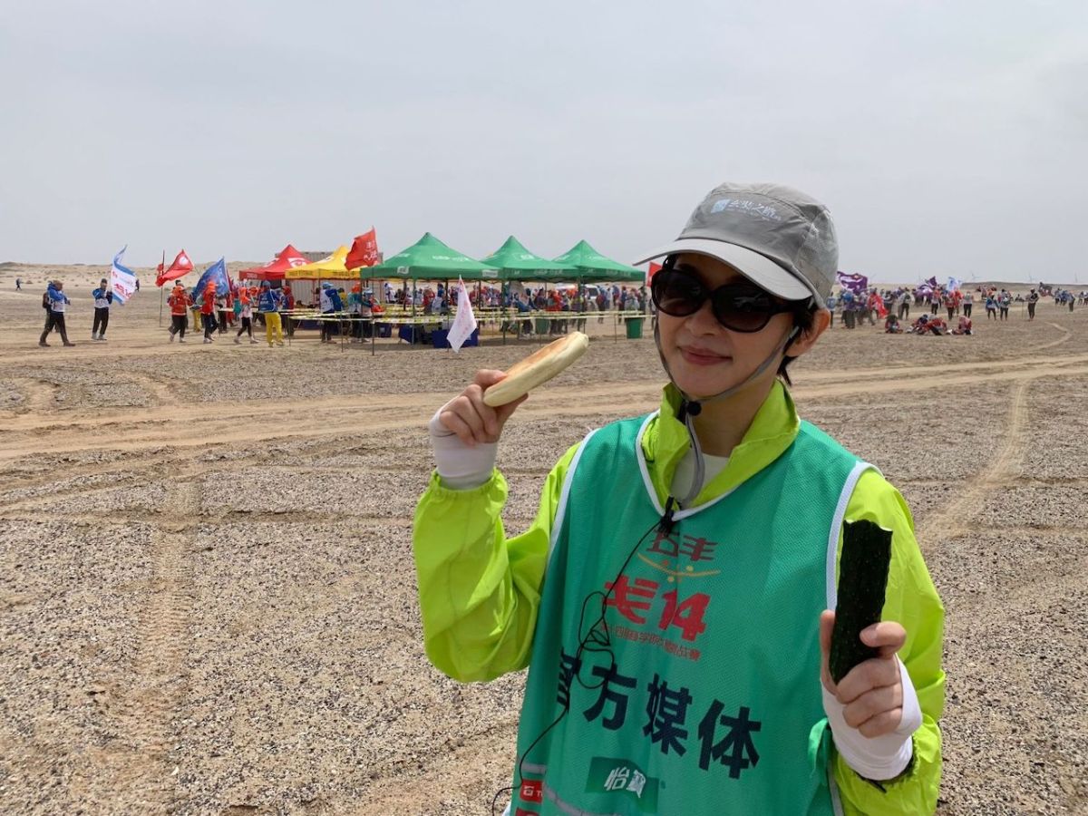 ▲盧秀芳透露在戈壁每日啃黃瓜、吃大餅。（圖／中天提供）