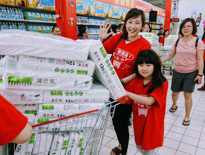 ▲只要在活動當天到指定賣場，就有機會參加「限量商品特賣會」及「環保商品搬搬樂」。（圖／桃園市環保局提供, 2019.05.18）