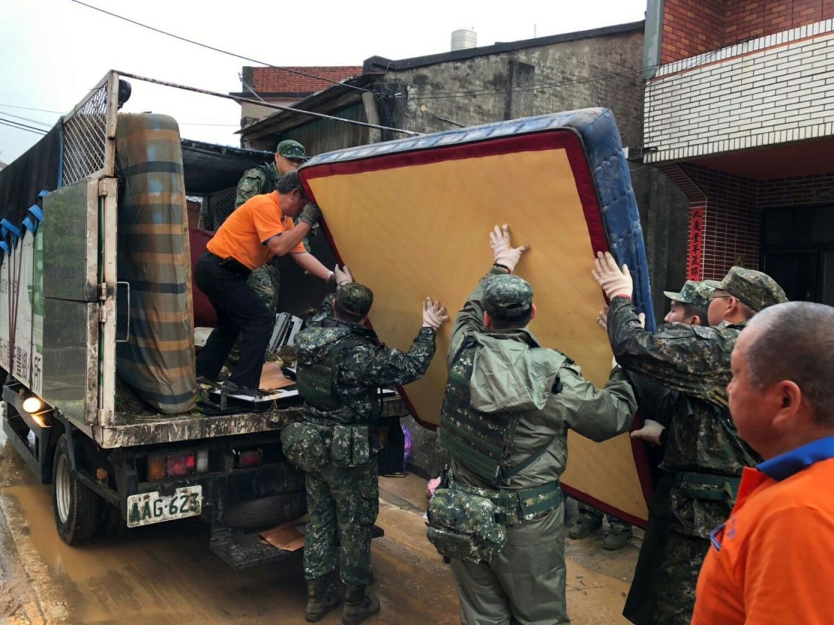 ▲強降雨襲擊新竹，新竹多處地區傳出淹水災情，陸軍六軍團派出80名兵力，協助居民災原復原。（圖／陸軍司令部提供）