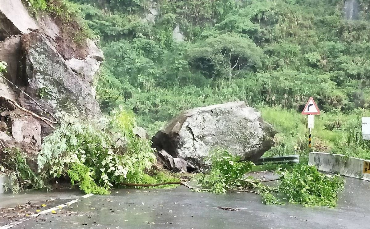 ▲台18線阿里山公路因大雨影響落石坍方。（圖／讀者許先生提供）