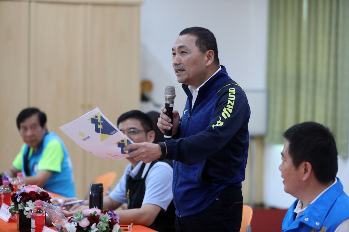 ▲新北市長侯友宜今(18)日帶個市府各局處代表前往北海岸金山、萬里區與里長座談。（圖／金山區公所提供）
