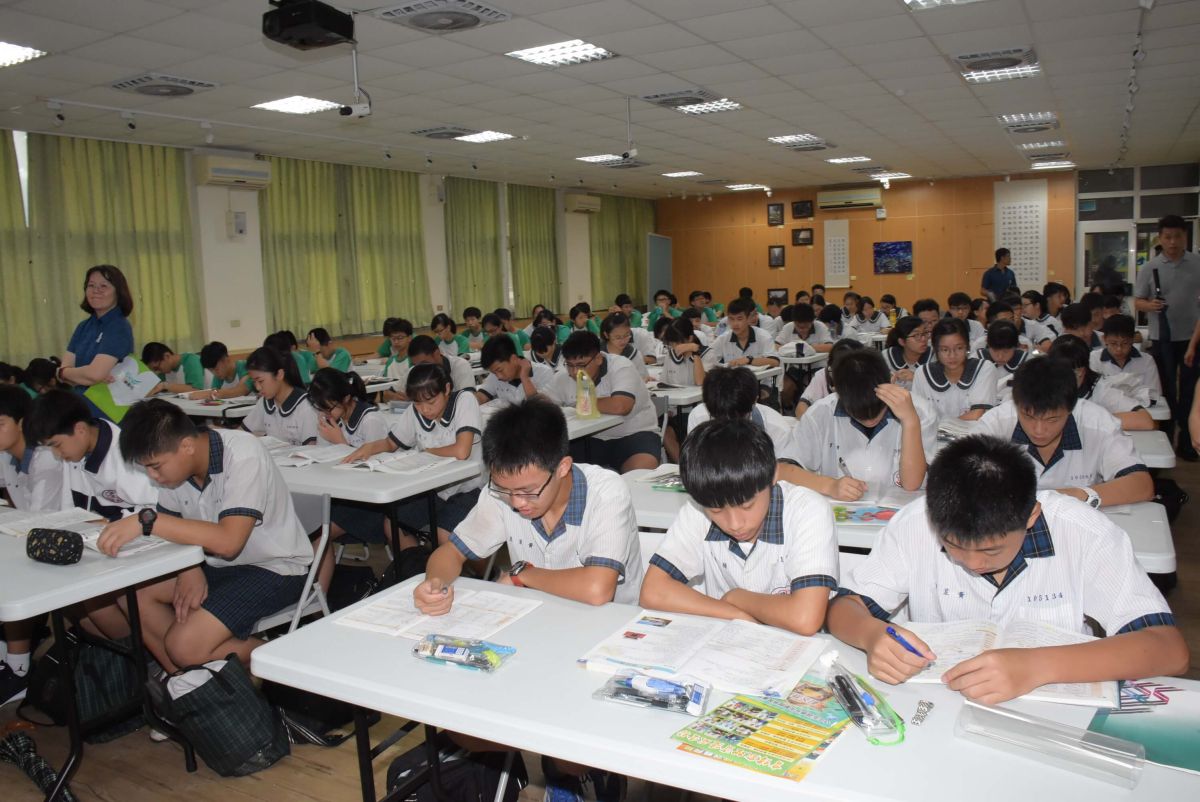 ▲彰化縣長王惠美在考試前，不影響學生考試下，前往國立鹿港高中為彰化學子加油打氣。（圖／記者陳雅芳攝，2019.05.18）