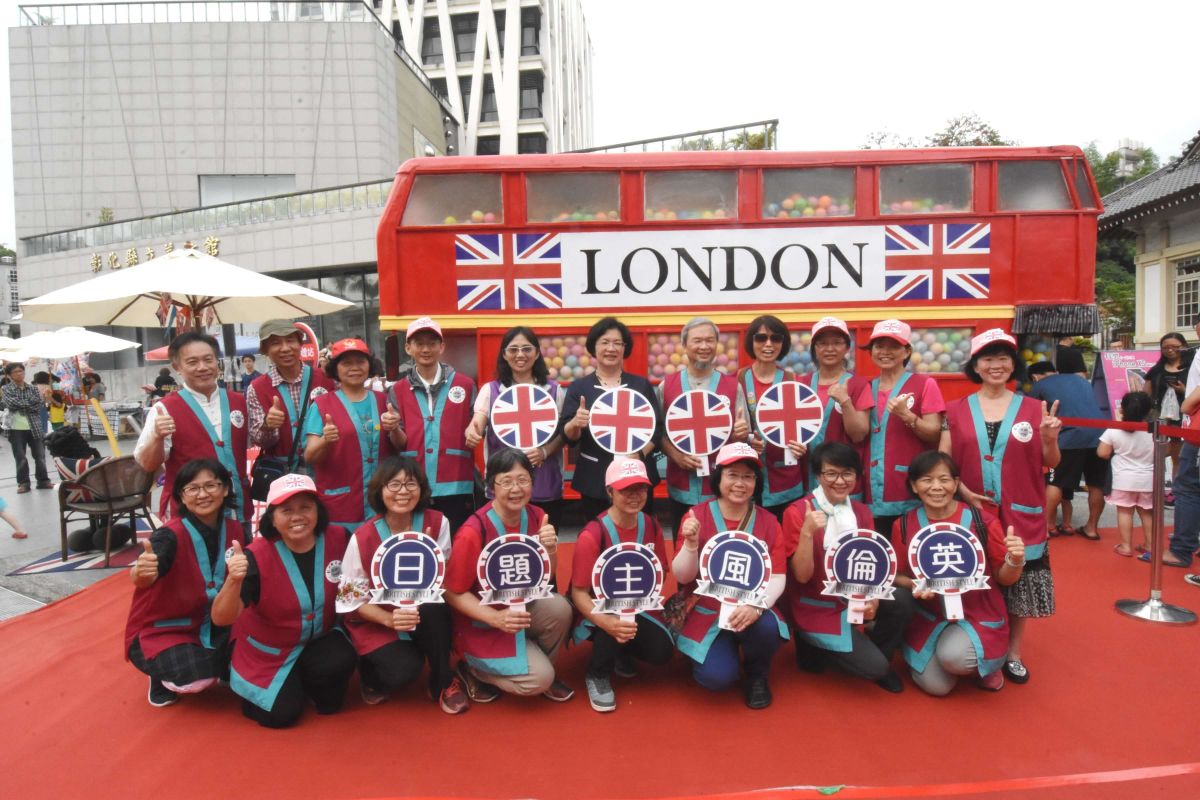 ▲彰化縣文化局引進曾經風靡全台的「英倫風雙層扭蛋巴士」進駐卦山3號文創市集，讓當代文化創意及歷史場館活化再利用。（圖／記者陳雅芳攝，2019.05.18）