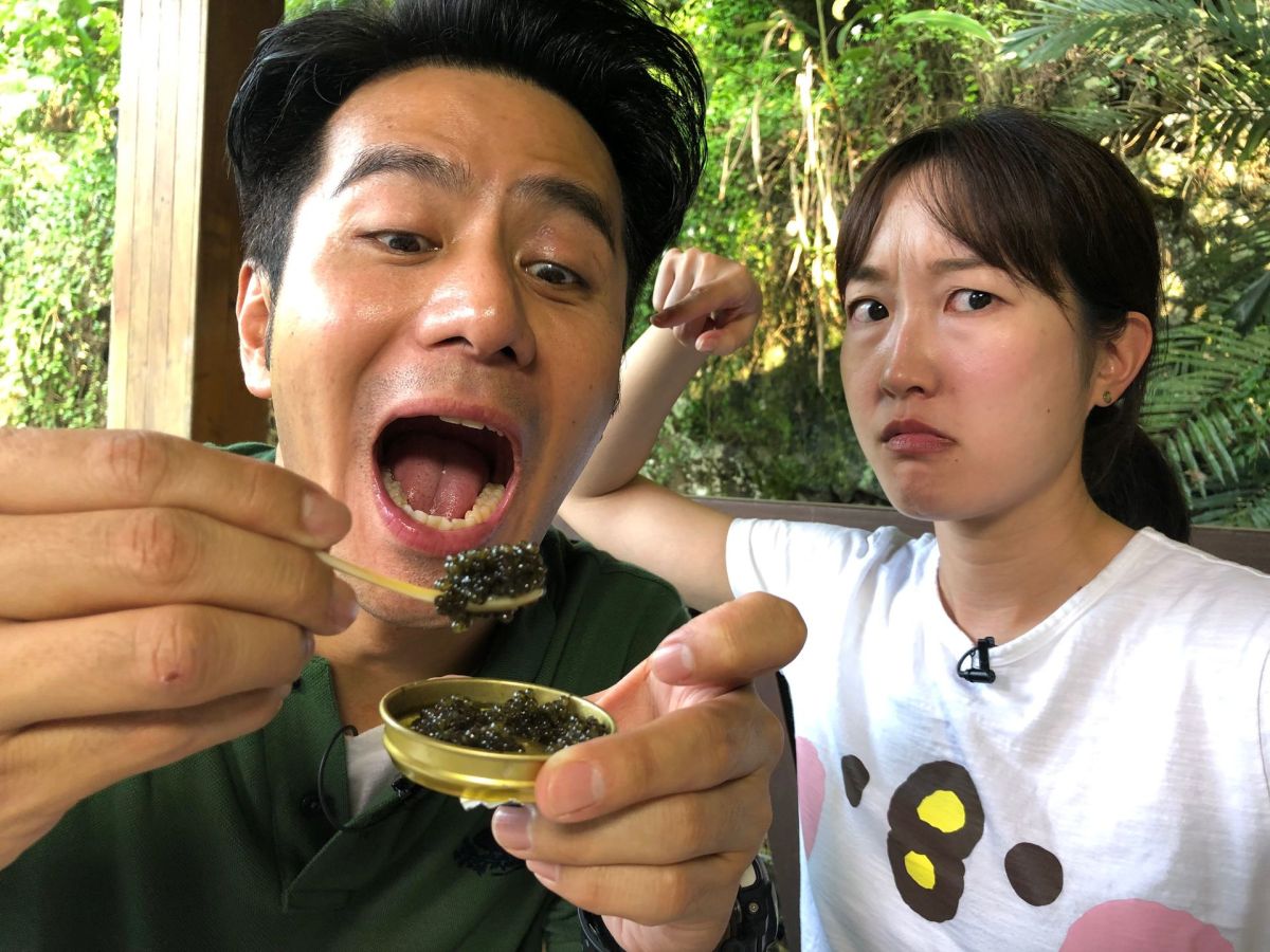 ▲郭彥均（左）大口吃鱘龍魚卵。（圖／中天提供）