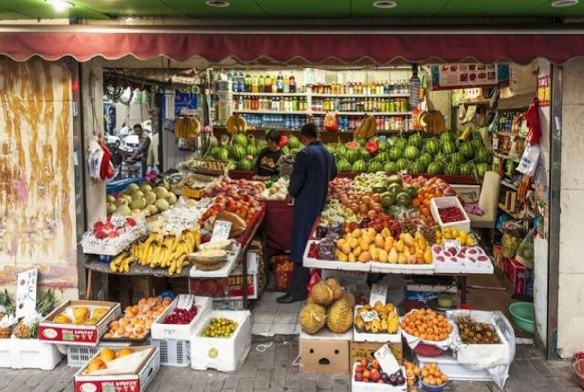 ▲一名網友在臉書社團「爆廢公社二館」表示，每次一提到父親在菜市場賣水果，就會被同學嘲笑，難過 PO 文抒發心情，立刻引發熱議，反招來網友投以羨慕眼光。（圖／翻攝自爆廢公社二館）
