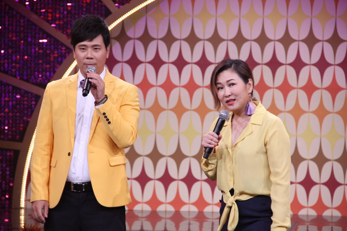 ▲主持人張秀卿（右）和邵大倫笑虧王彩樺。（圖／年代提供）