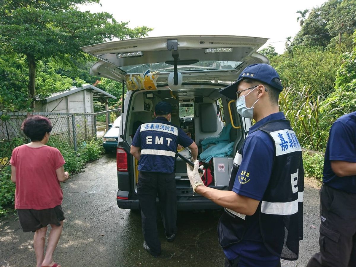 ▲警消民聯合協助救護後，脫困送醫診察。（圖／嘉義縣警察局提供）