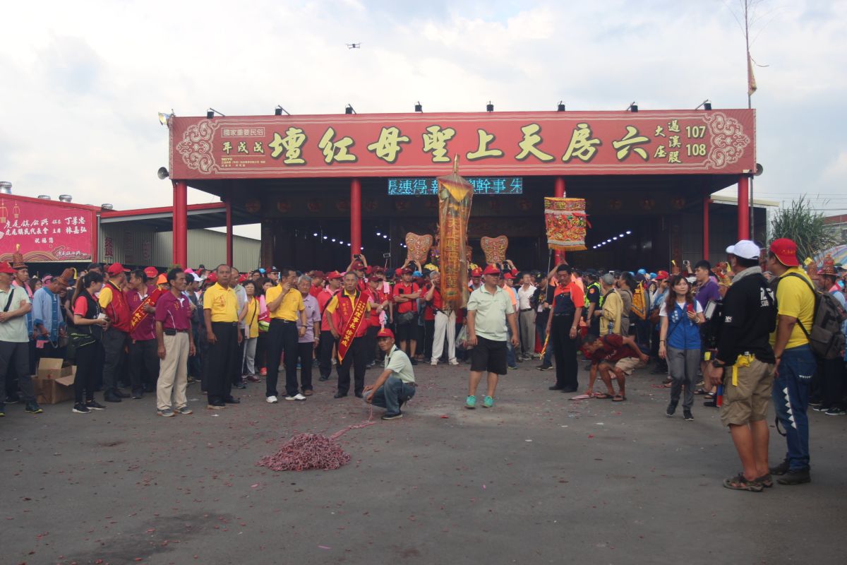 六房媽過爐　王金平郭台銘扶轎祈福