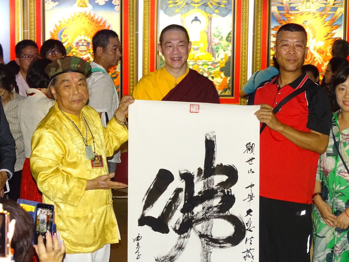 ▲中華佛教會浴佛感恩季，今天在台中市民俗公園舉辦，書畫家黃登貴以書畫弘法，成就一場浴佛結合藝術的心靈饗宴。（圖／金武鳳攝，2019.5.19)