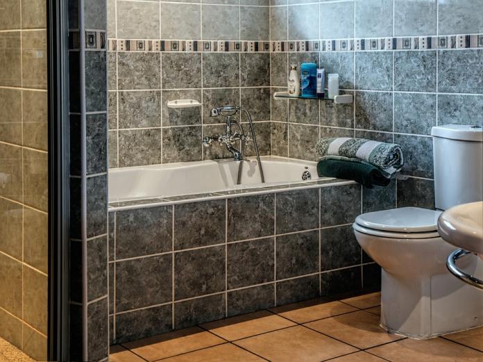 ▲「浴室地板」頭髮怎麼清最乾淨？過來人揭2神器。（示意圖／翻攝自 Pixabay ）