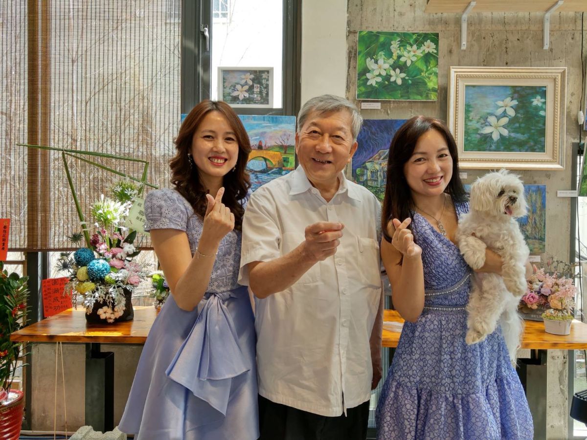 ▲張宜真(左)、張宜如(右)姐妹花攜手舉辦「藝想花開」聯展，邀請前縣長邱鏡淳(中)參觀。（圖／張宜真提供）