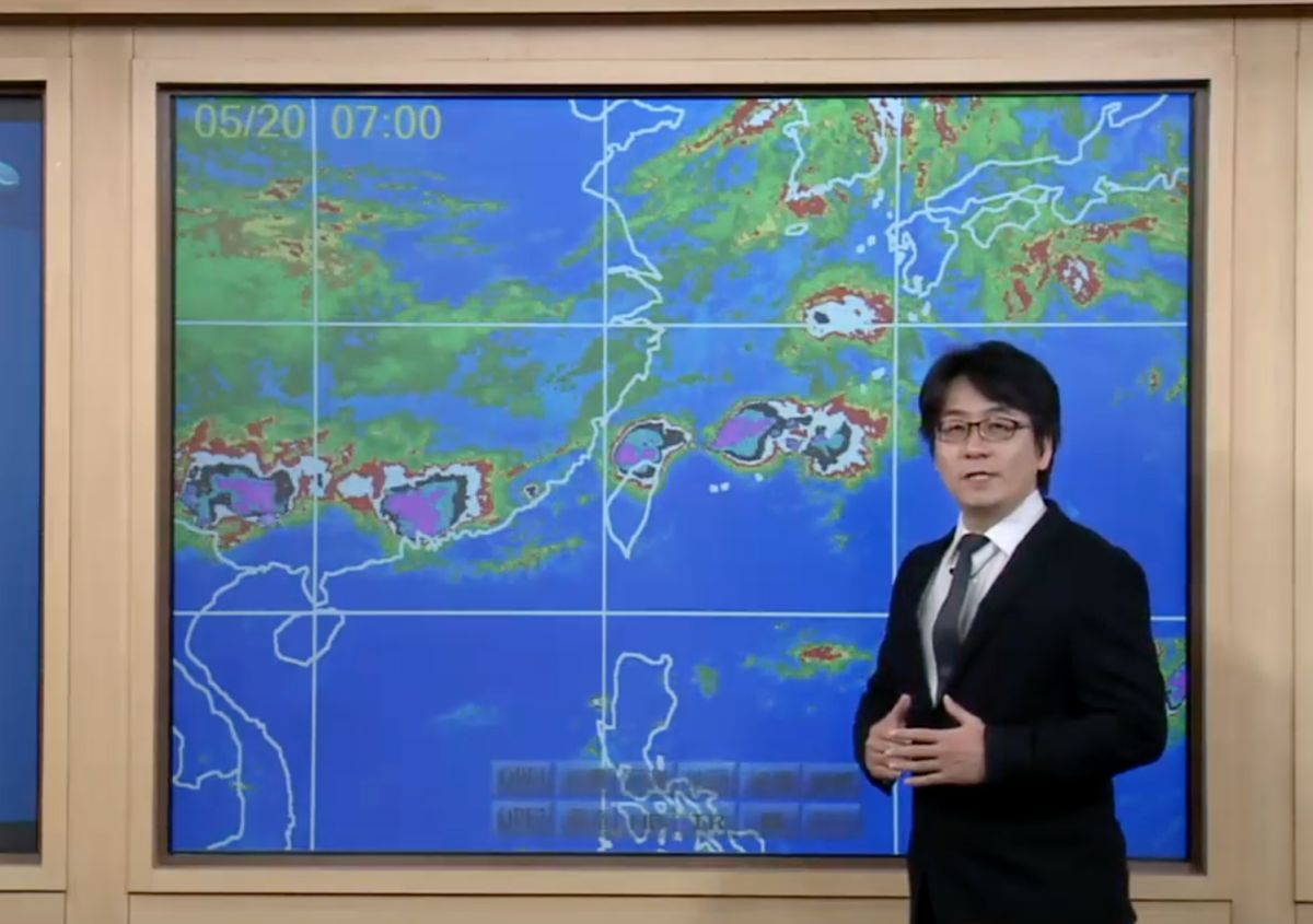 ▲氣象局預報員徐仲毅表示，今（ 20 ）日鋒面通過，降雨的區域逐漸往中南部移動，預計入夜之後雨勢會由北往南逐漸緩和下來，不過南部山區清晨還是可能有些零星降雨。（圖／中央氣象局）