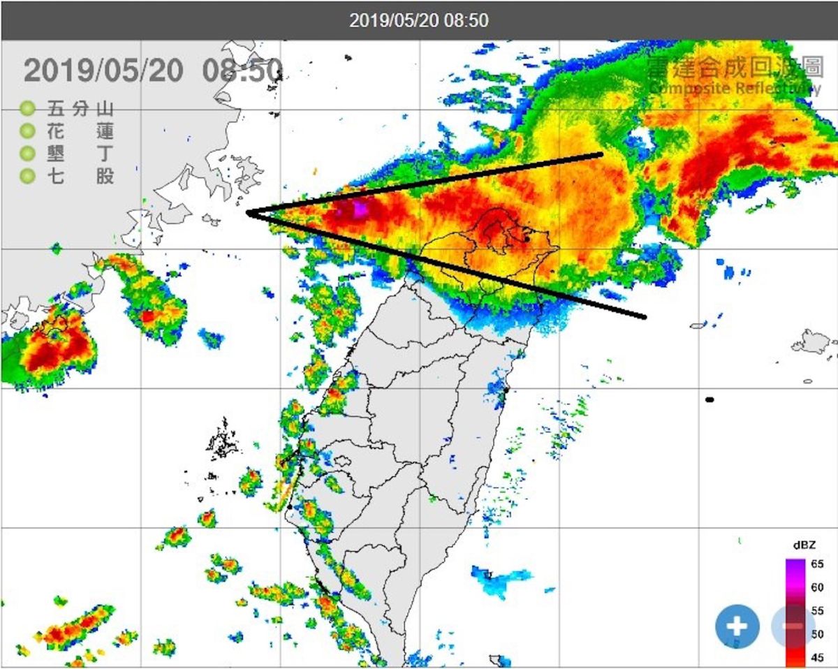 ▲氣象局副局長鄭明典就在臉書發文，在北部上空看到一個完整的「煙囪雲」，同時利用圖解示警。（圖／翻攝自鄭明典臉書）