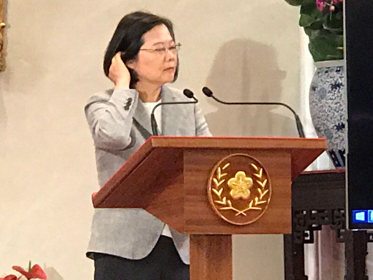 總統蔡英文今（20）日報告執政三年的成果，有媒體當場問蔡英文，如何看待前行政院長賴清德一直在扯她後腿，蔡英文頓了一下說，問幕僚說，這一題有沒有越過範圍。（ 圖／記者林人芳攝，2019,05,20)