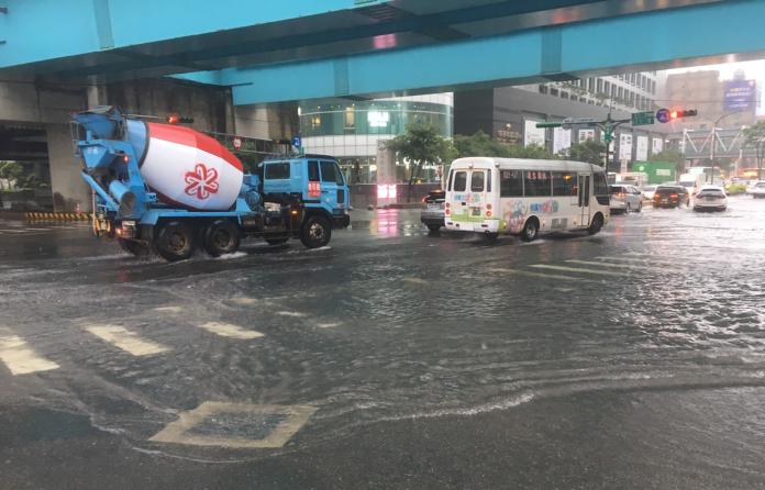 ▲上午大雨造成機捷A8站附近路段淹水，龜山分局呼籲行經附近的民眾要注意安全。（圖／龜山分局提供）