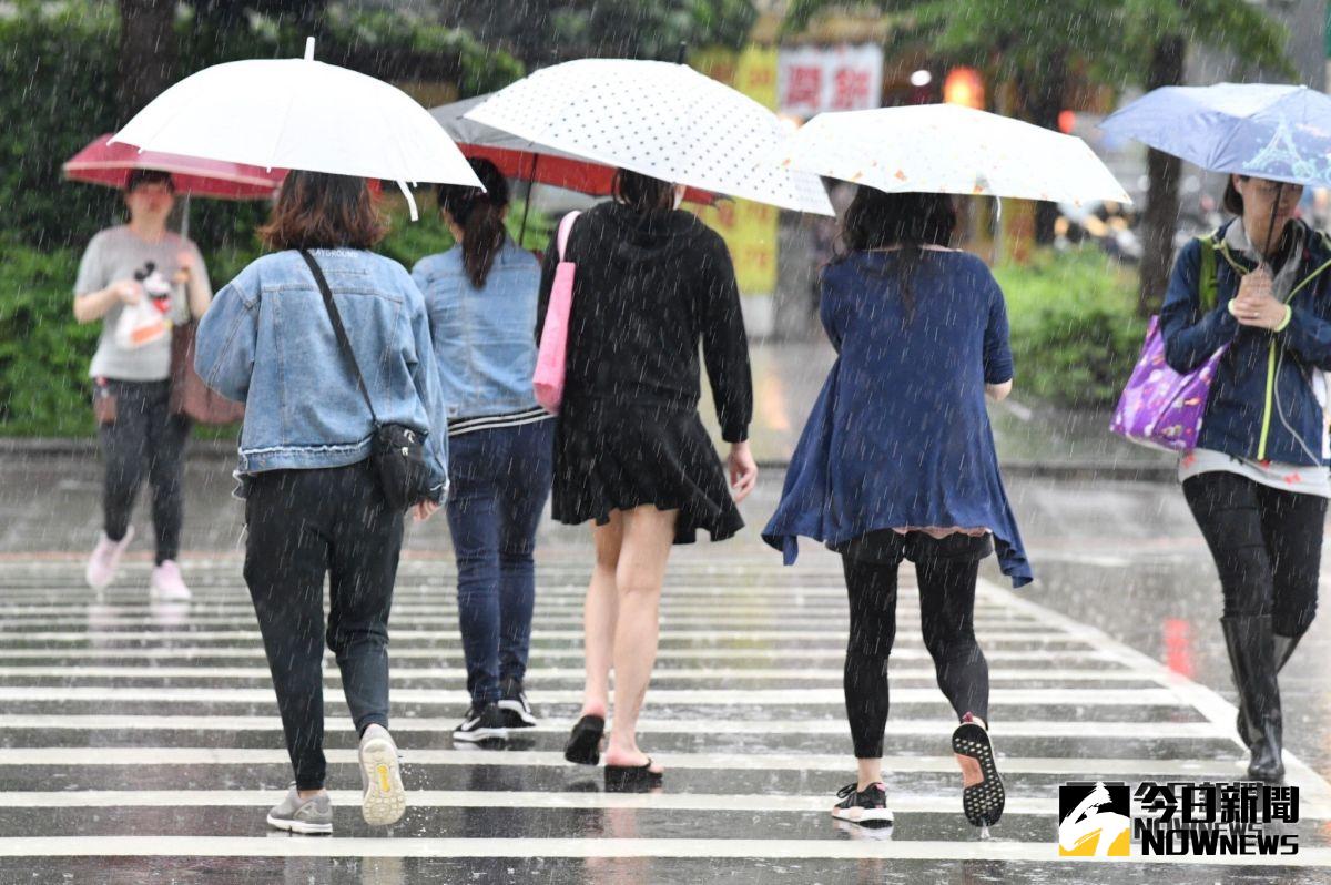 ▲氣象局今（ 20 ）日 12 時 05 分擴大豪雨特報警戒範圍，雲林縣以北有局部大雨或豪雨發生的機率，其他地區也有局部大雨發生的機率。（圖／NOWnews資料圖片）