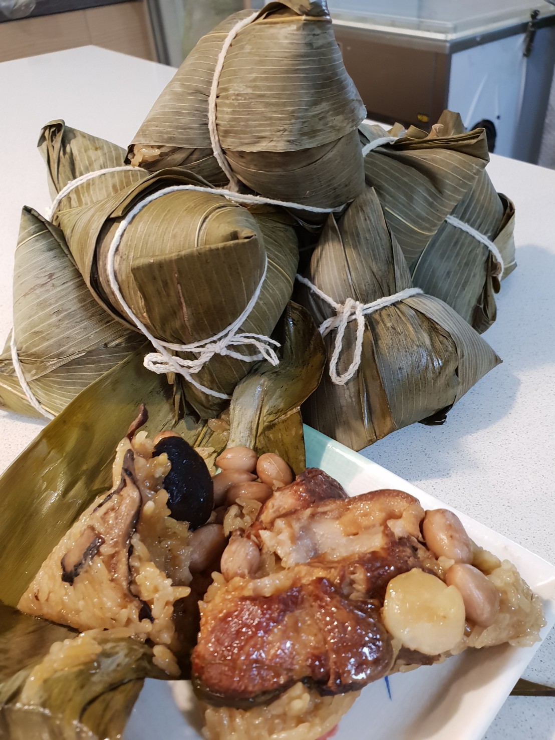 ▲雙漁堂滿漢干貝粽餡料滿滿，大塊爌肉色澤誘人，是美味關鍵。（圖／金武鳳攝)