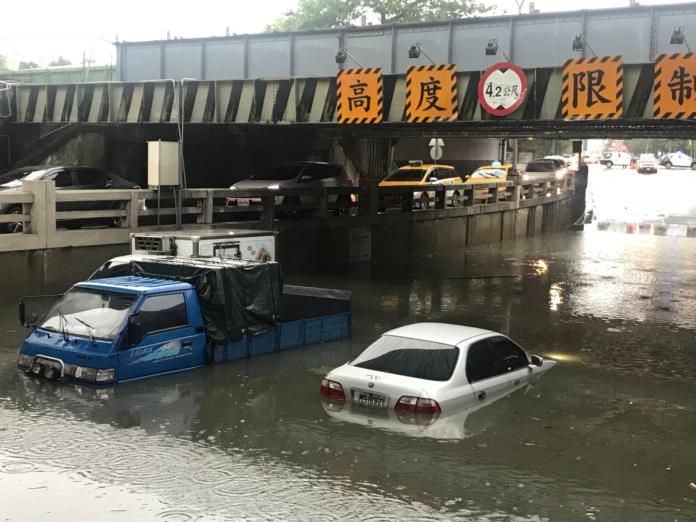▲中市南區復興路地下道淹水。（圖／柳榮俊攝2019.5.20）