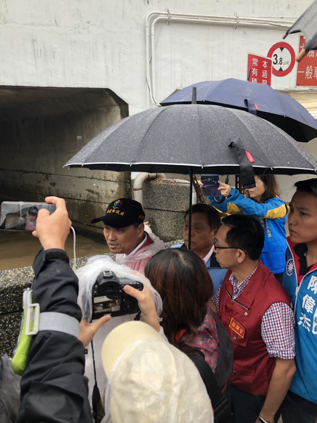 ▲鋒面來襲，新北市長侯友宜今(20)天前往淡水視察淹水災情。（圖／新北市政府提供）
