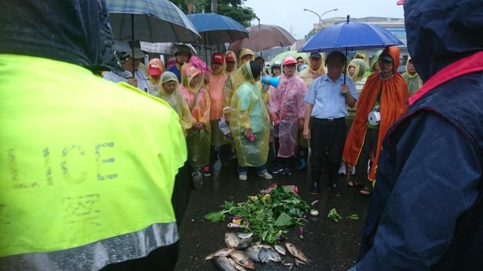 520我們不愛污染　關西人「雨中散步」抗議工業區
