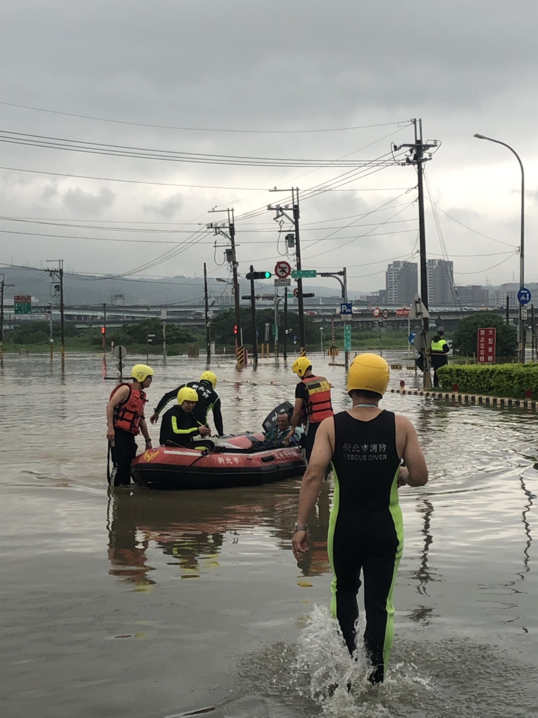 ▲新北市五股區疏洪一路高速公路橋下傳出民眾受困，消防局出動船艇救援。（圖／新北市政府提供）