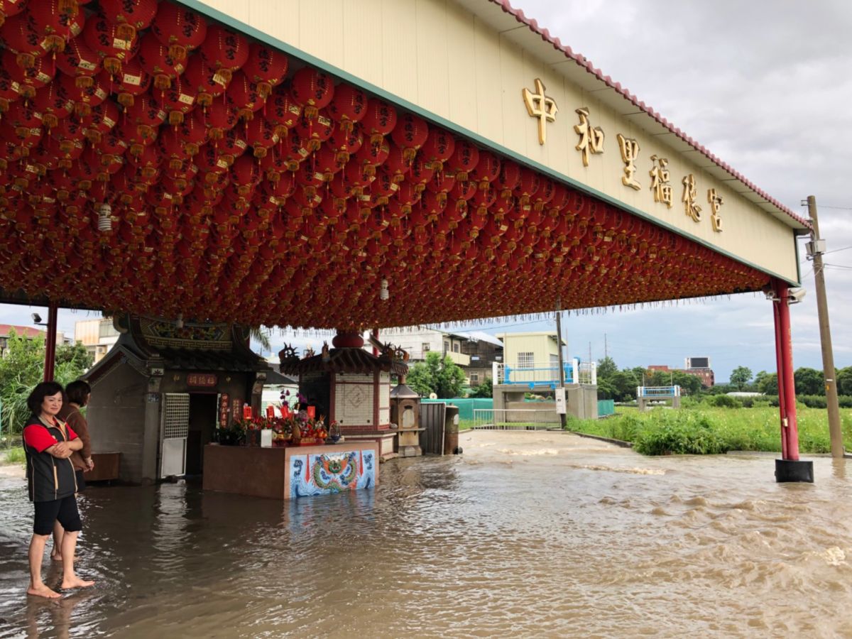 ▲受鋒面雷雨影響，中市南屯區中和里福德祠周邊淹水，今農曆16日造成拜拜居民不便。 (圖／柳榮俊攝2019.5.20)