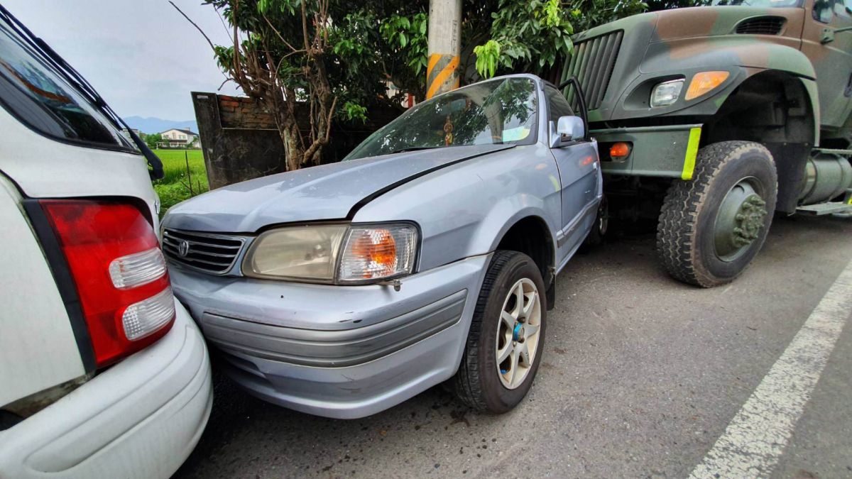 ▲一輛陸軍蘭指部153旅所屬的軍用卡車行經宜蘭市嵐峰路三段386號前面，撞到停在路邊的車輛。（圖／宜蘭縣警局提供)