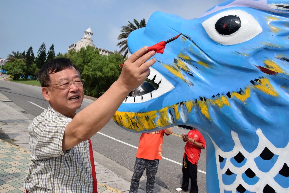 ▲澎湖在漁港內舉辦龍舟競賽，傳統宗教祭祀儀式非常講究，縣長賴峰偉親自舉行己亥年龍舟開光點睛科儀。（圖／記者張塵攝，2019.05.20）