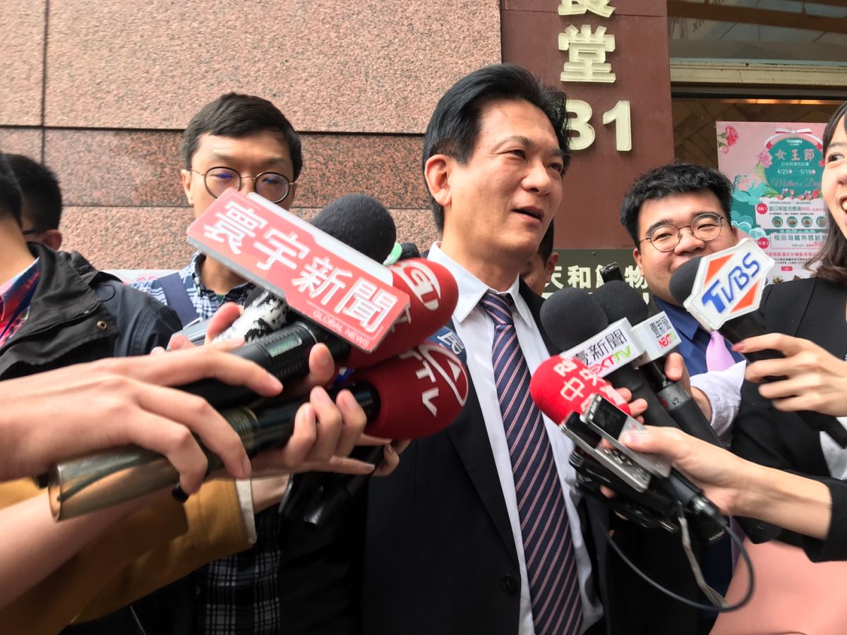 民進黨總統初選20日進行蔡賴陣營最後一次協商，賴陣營代表立委林俊憲受訪時表示，今天希望能把日期訂定來。（圖／記者林人芳攝，2019,05,20)