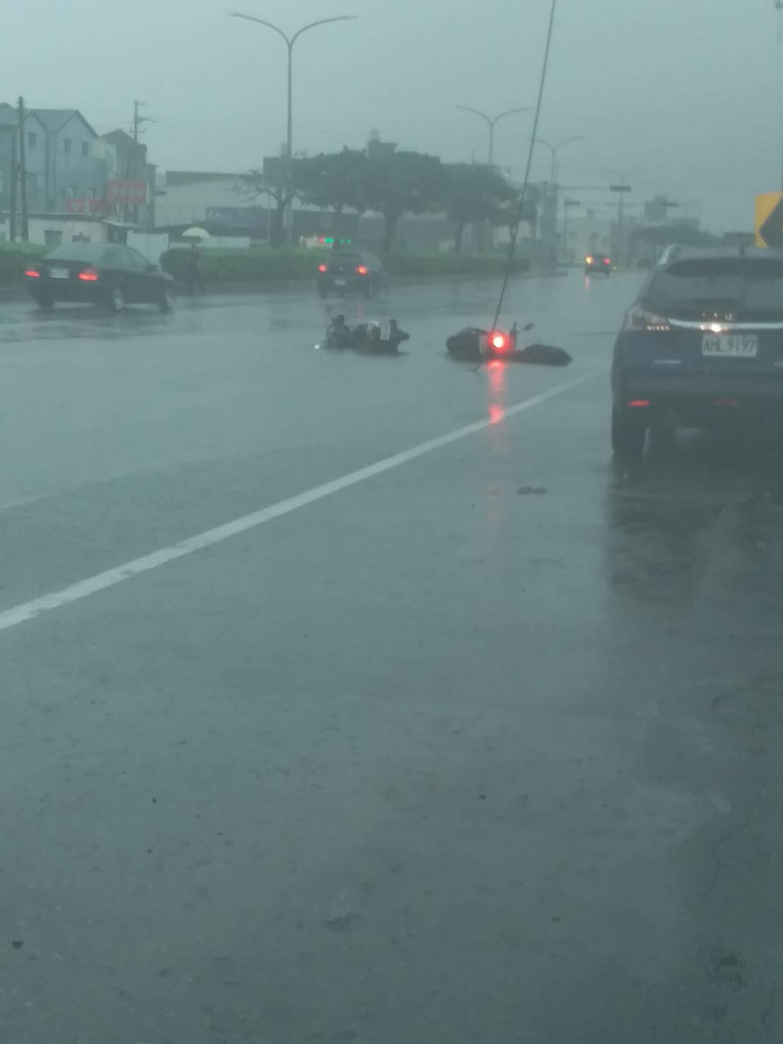▲大甲區受鋒面雷雨影響，中山路二段一處高壓電線被雷雨打落，騎士騎機車經過疑似被地面高壓電線勾住拌倒又觸電 (圖／網友提供2019.5.20)