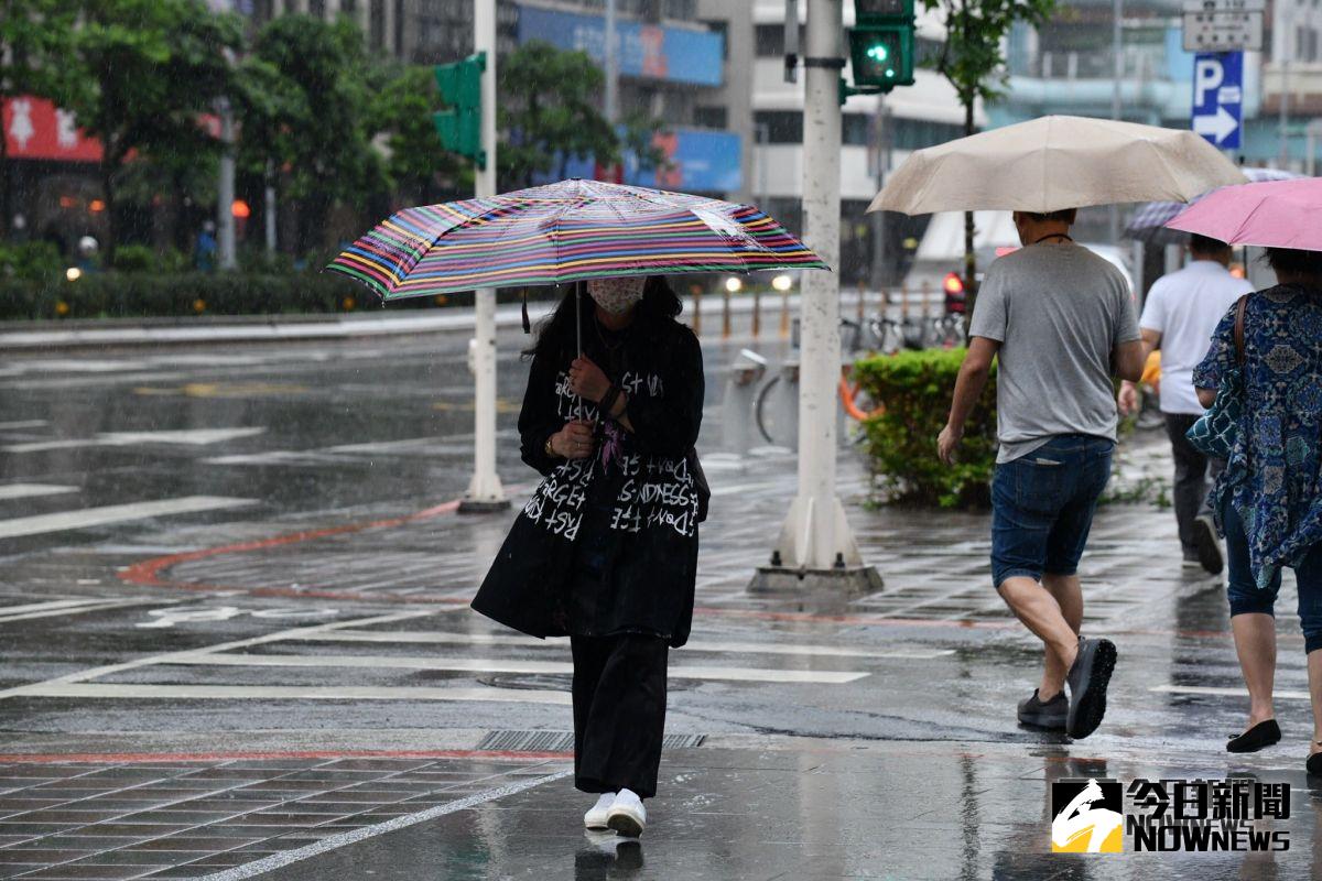 ▲隨著鋒面逐漸南移，氣象局今（ 20 ）日已解除北部地區大雨特報，不過其他地區仍有大雨發生機率，晚起受到東北季風影響，北台灣將明顯轉涼。（圖／NOWnews資料圖片）