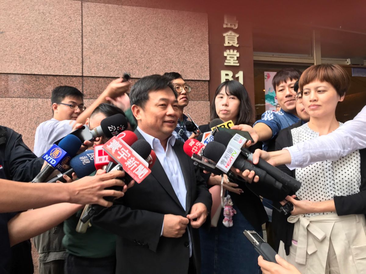 民進黨總統初選20日進行蔡賴陣營第3次事務性協商，總統蔡英文陣營代表、前行政院副院長林錫耀會前受訪時表示，他們提出的對比式民調，也應納入台北市長柯文哲，進行三人對比。（ 圖／記者林人芳攝2019,05,20)