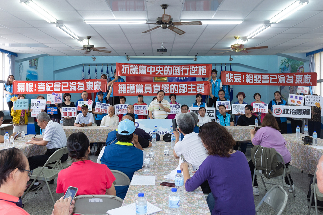▲大大的紅布條寫著「考紀會淪為東廠」等大字，讓現場民眾群情激憤。（圖／記者鄭志宏攝）