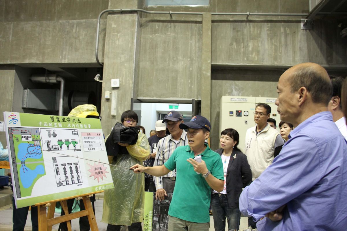 ▲為防範豪大雨來襲，高雄市長韓國瑜今(20)日視察三民區寶業里滯洪池，關心汛期整備及巡檢，並聽取水利局簡報。（圖／高市府提供）