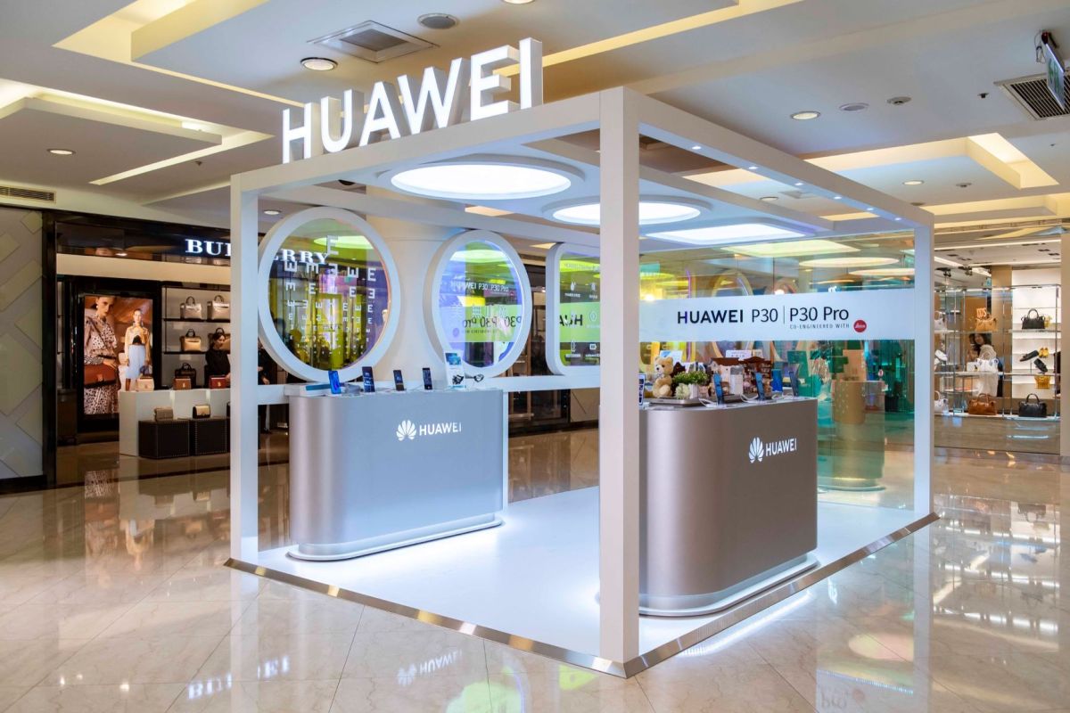 ▲HUAWEI在台積極布局，還特別在微風復興設立快閃店；未來是否此事件影響台灣的銷量值得關住。 （圖／訊崴技術提供）